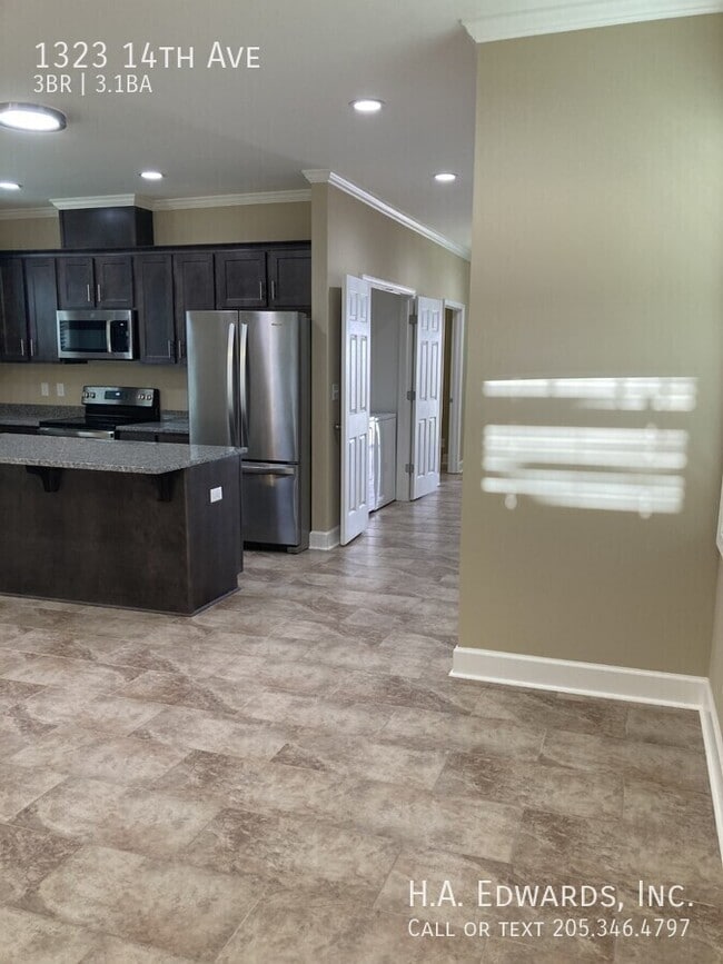 Building Photo - 1323 14th Ave