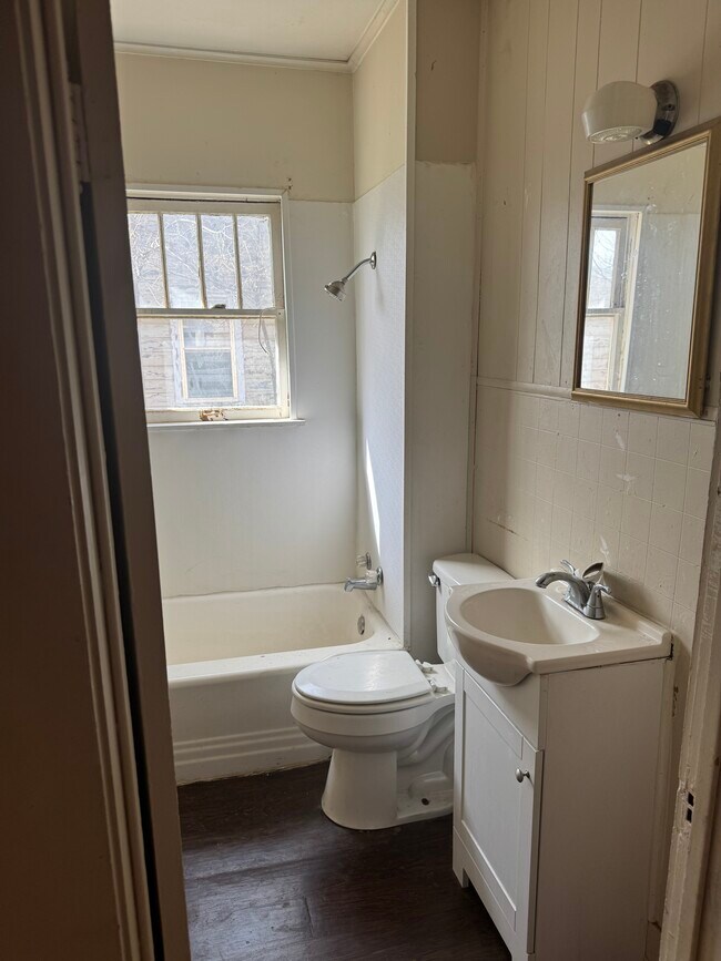 Building Photo - 925 Peach St