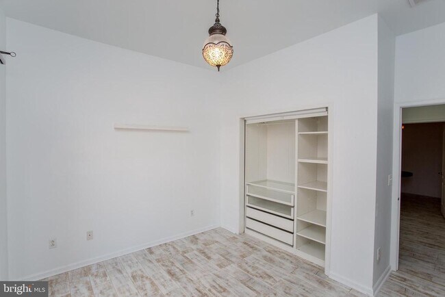 Building Photo - 523 Carson Terrace