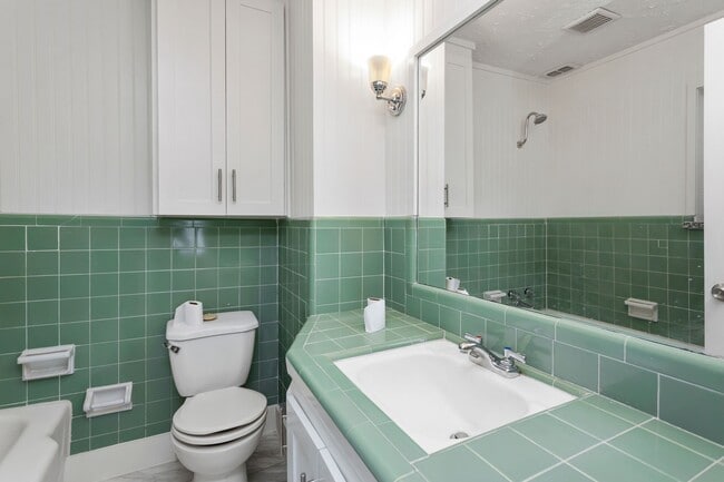 Building Photo - 2005 Portsmouth St