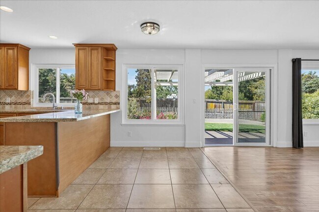 Building Photo - Toro Sunshine Expansive 4 Bed/ 3 Bath Home!