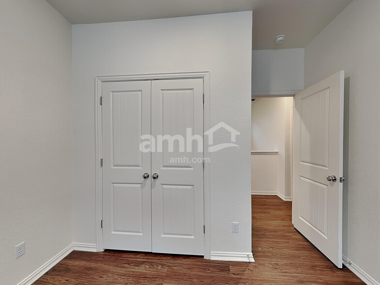 Building Photo - 2717 Lillybrook Ln