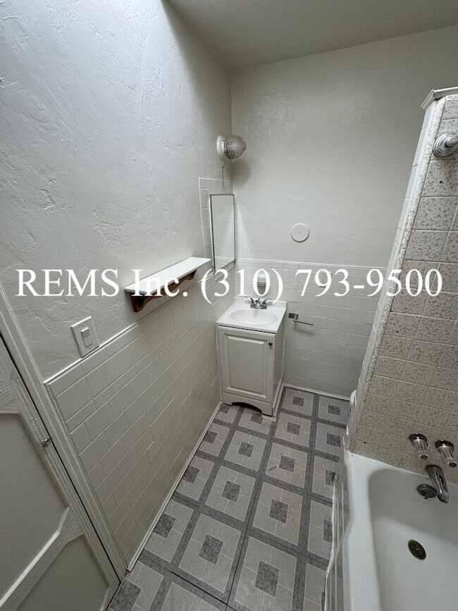 Building Photo - Refurbished Upstairs Apartment w/ Parking