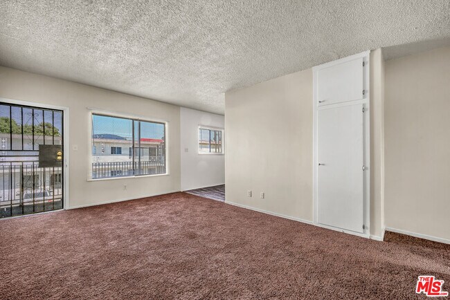 Building Photo - 1095 W 39th St