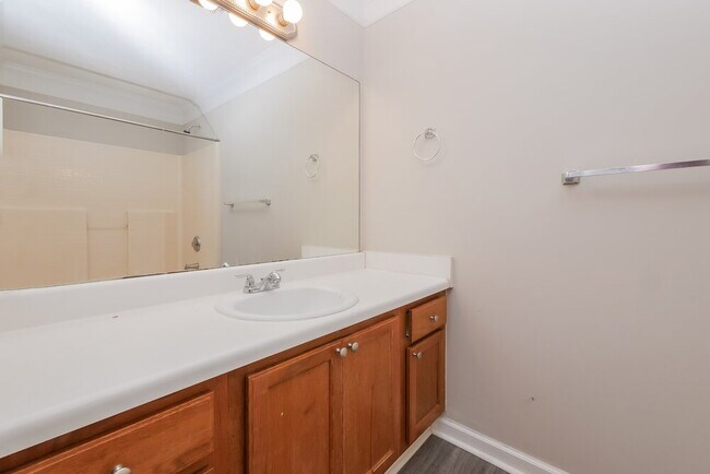 Building Photo - 521 Lakecourt Dr