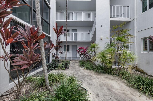 Building Photo - 9971 W Bay Harbor Dr