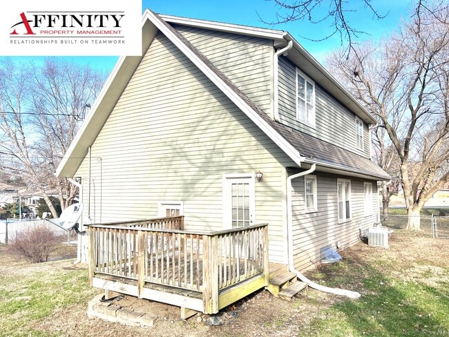 Building Photo - 1411 NE Englewood Rd