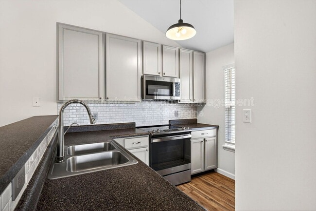 Building Photo - 531 Saravalle Dr