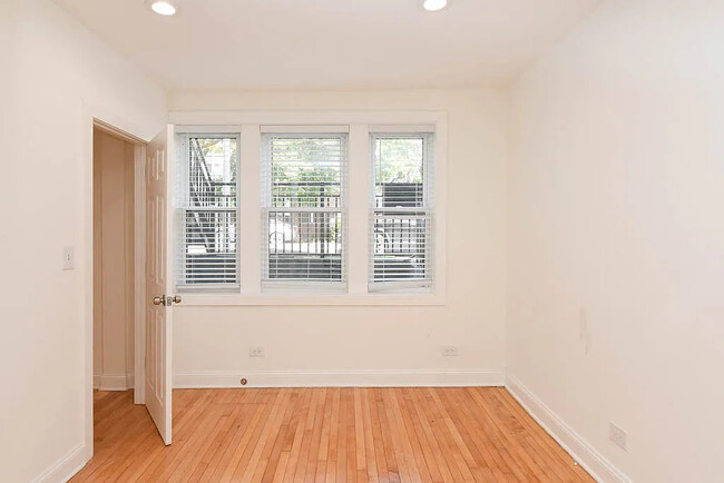 Building Photo - 1851 W Dickens Ave