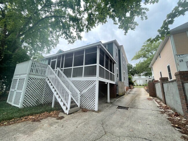 Building Photo - 3 Bedroom 2 1/2 Bath Updated Historic Home