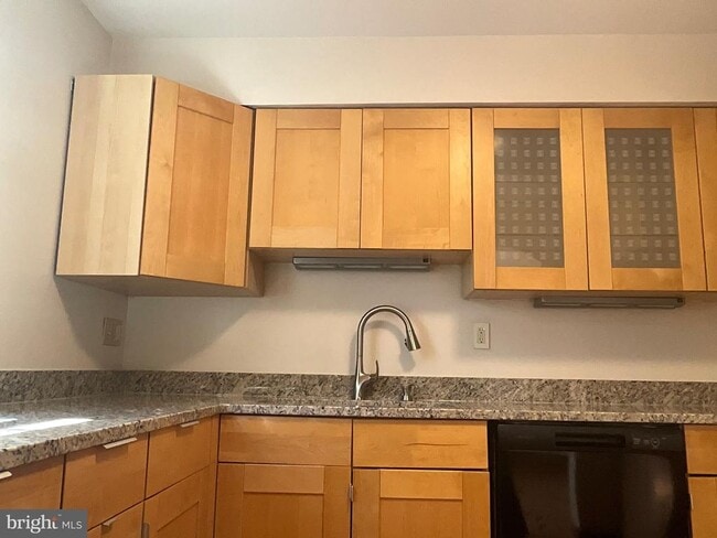 Building Photo - 6327 Joslyn Pl