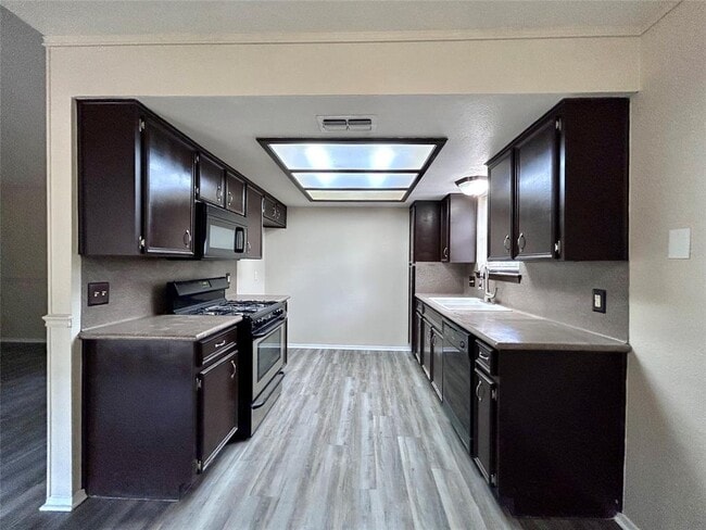 Building Photo - 906 Spring Tree St