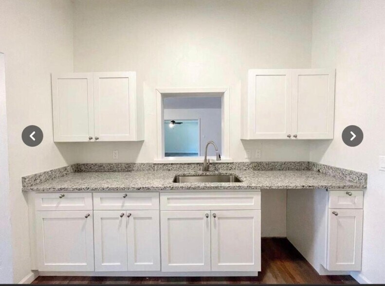 Building Photo - 1601 Carroll Dr