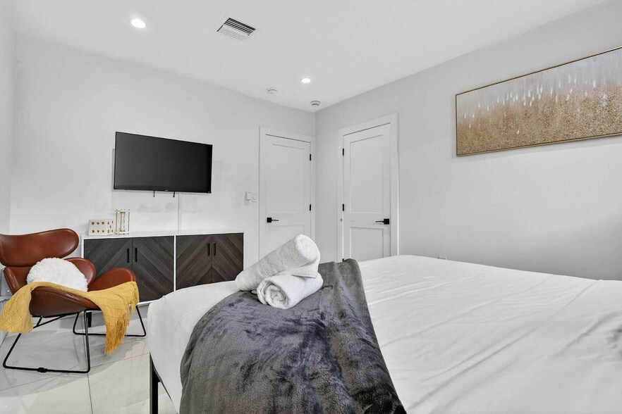 Building Photo - 17835 NE 6th Ave