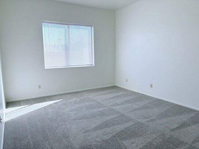 Building Photo - *AVAILABLE NOW* Gorgeous 3 bed/2 bath home in private gated Tanque Verde community!!!