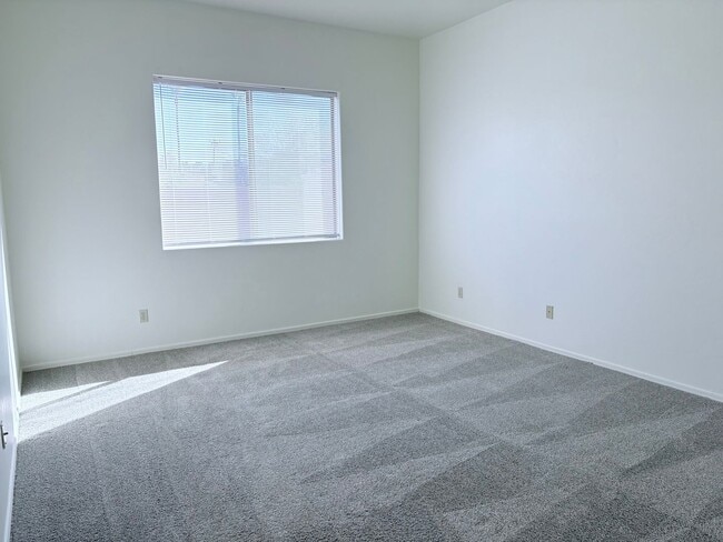 Building Photo - *AVAILABLE NOW* Gorgeous 3 bed/2 bath home...