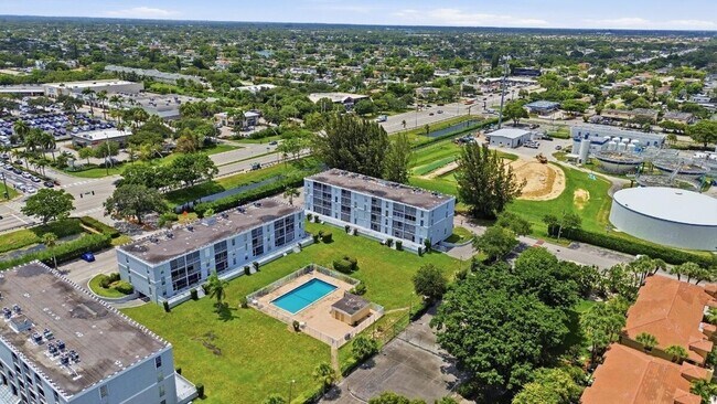 Building Photo - 7980 N French Dr