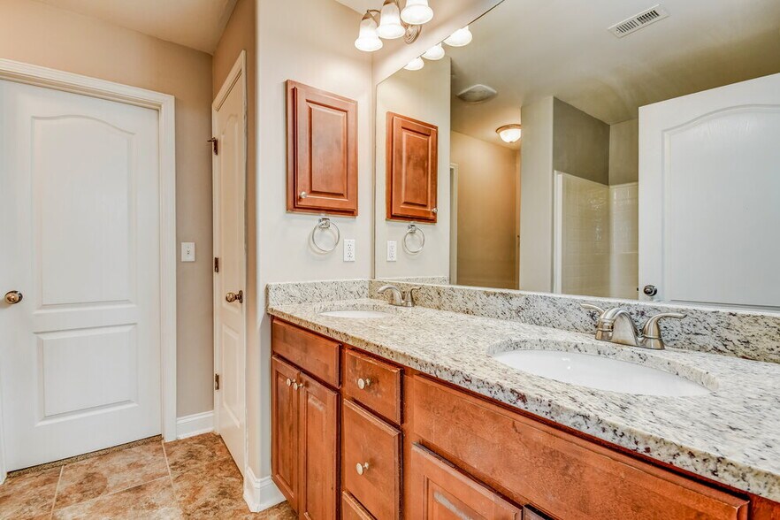 Building Photo - 2067 Edgewood Dr