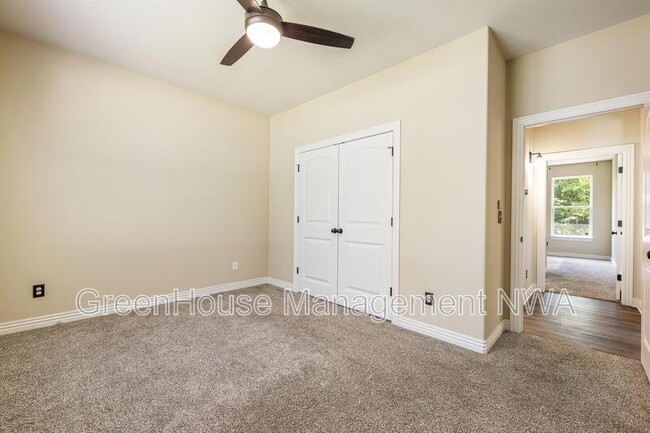 Building Photo - 6 Lyneham Ln