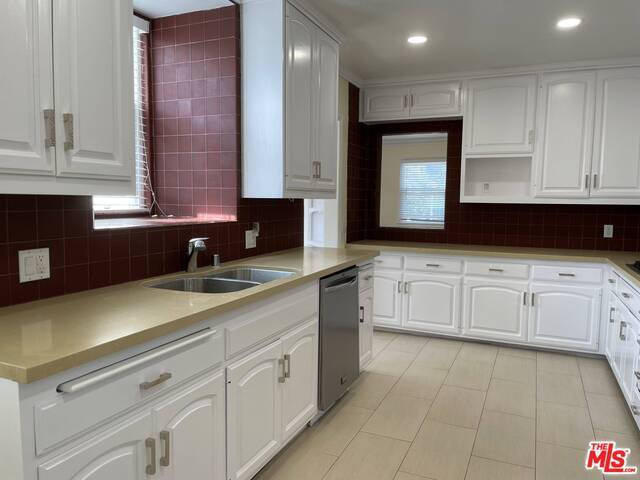 Building Photo - 424 S Roxbury Dr