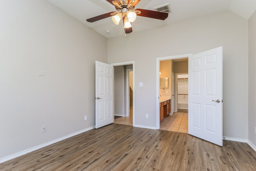 Building Photo - 4939 Forest Hurst Dr