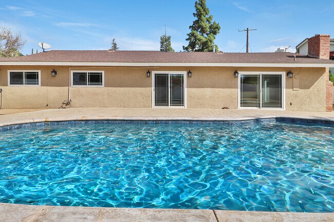 Building Photo - 8601 Santa Susana Plz