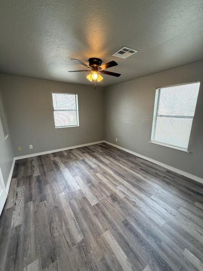 Building Photo - 1 Bed 1 Bath Duplex For Lease Now!