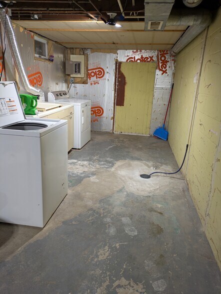 Laundry area - 2222 Diagonal Rd