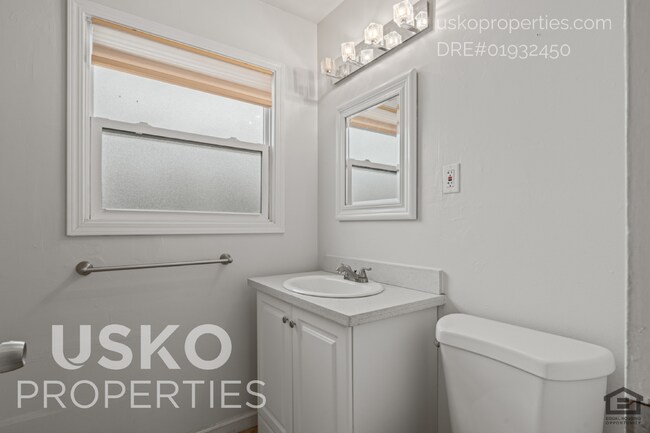 Building Photo - "Charming 3-Bed with Full Bath in Sacramento – Cozy 1093 Sq Ft Home Awaits!"