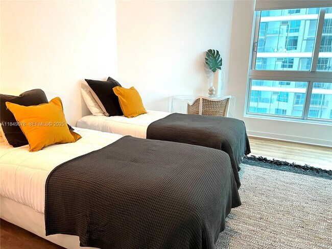 Building Photo - 300 S Biscayne Blvd