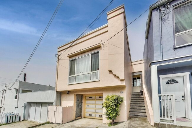 Building Photo - Beautiful Updated 3BD/2BA + Bonus Room Hom...