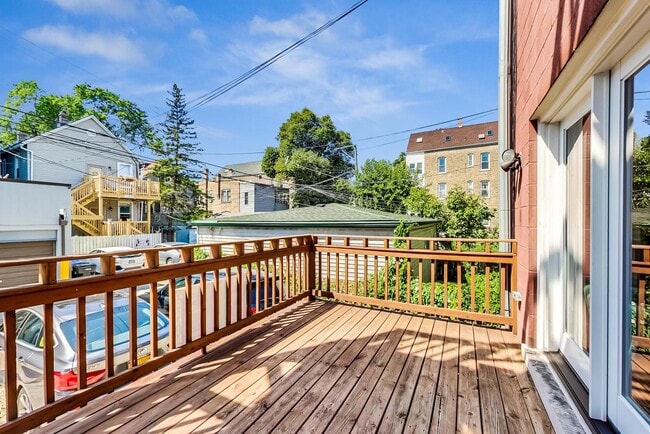 Building Photo - 2233 W Medill Ave