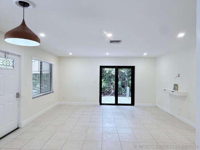Building Photo - 825 Dogwood Dr