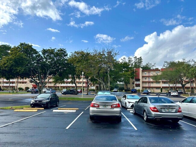 Building Photo - 1050 Country Club Dr