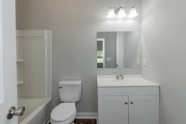 Building Photo - Amazing Three Bedroom Home!