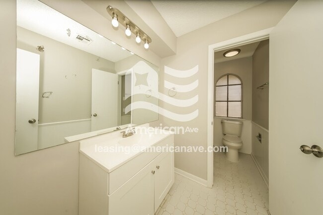 Building Photo - 920 W Idylwild Dr