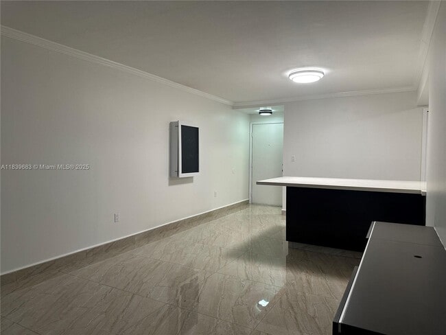 Building Photo - 9423 Fontainebleau Blvd