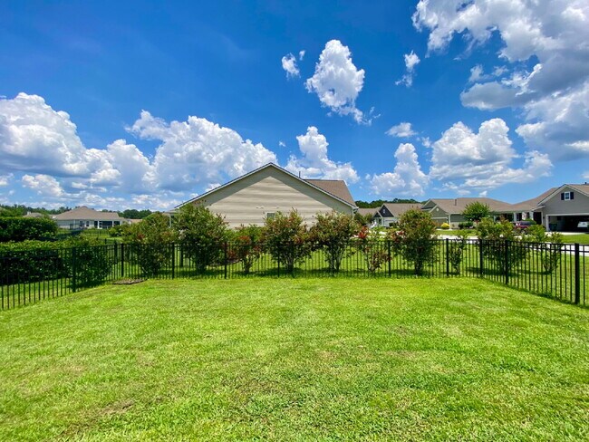 Building Photo - Ranch Style, Four Bedroom Home in Mill Creek!