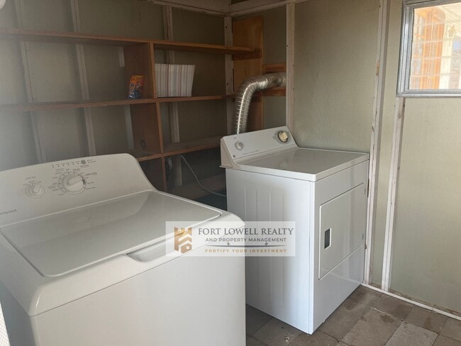 Building Photo - 2 Bed/1 Bath Washer and Dryer/Private Yard