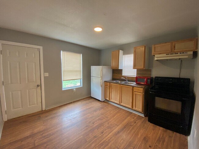 Building Photo - 2 Bed 1 Bath Now Available