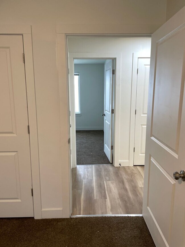 Building Photo - 3 bedroom, 1 bath unit. Newly Remodeled.