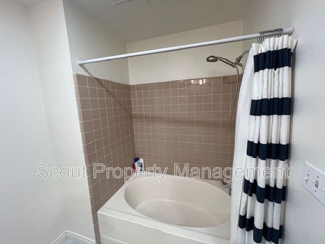 Building Photo - 445 Island Ave