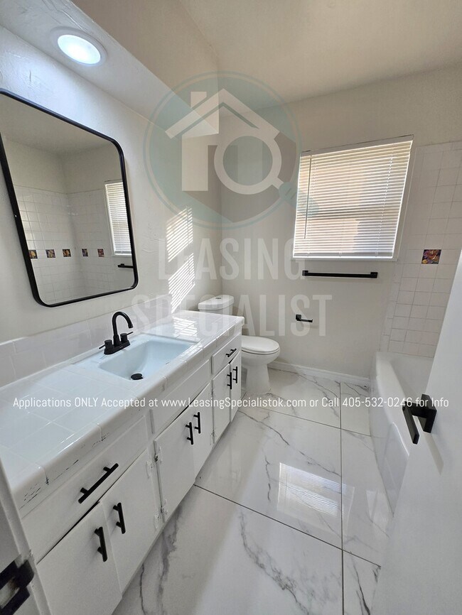 Building Photo - Spacious Village 3 Bed 2 Bath Home!