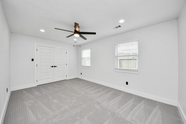 Building Photo - 15411 Town Green Dr