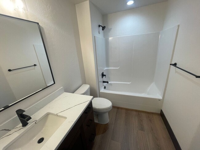 Building Photo - Newer Hayden Townhome