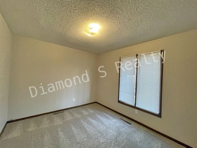 Building Photo - Charming 3 Bedroom Home Available Early July!