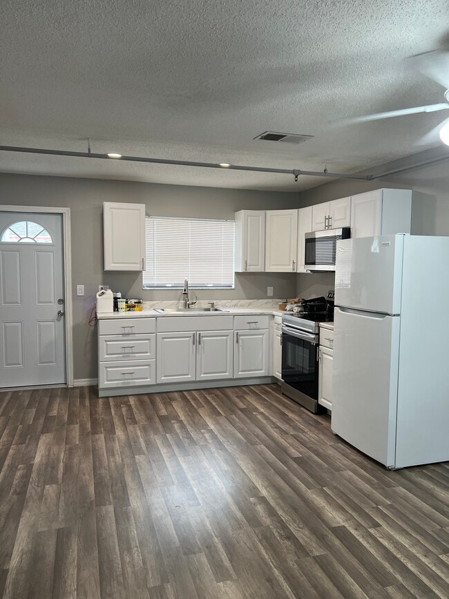 Building Photo - 1404 Montana Ave