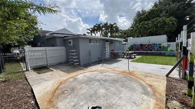 Building Photo - 113 NW 35th St