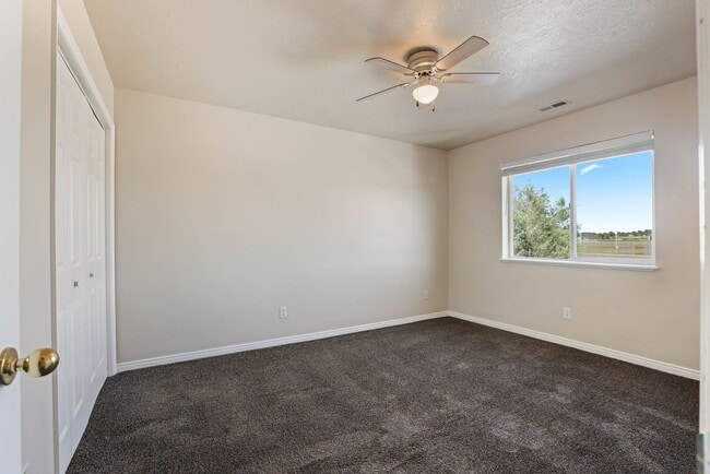 Building Photo - 2 Bed 1 Bath Upper Condo in Rexburg - with Optix internet and washer and dryer included!