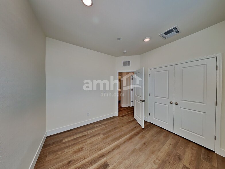 Building Photo - 521 Sacred Lotus Pl